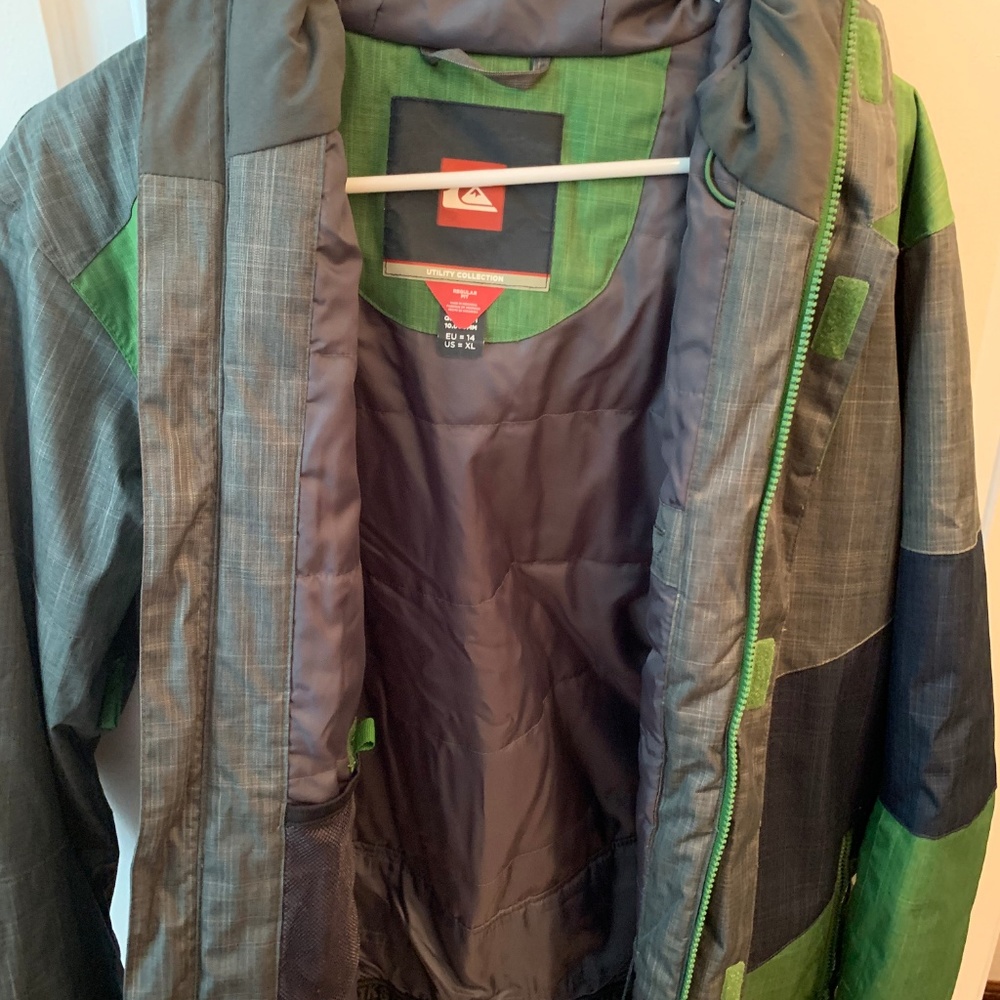 QuickSilver Snowboarding Jacket - Picture 2 of 3
